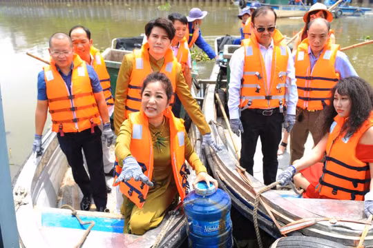 Công chúng bất ngờ với hình ảnh diễn viên – nghệ sỹ hài Thúy Nga đi xuồng dọc kênh Thị Nghè vớt rác thải nhựa