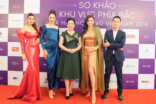 Ban giám khảo gồm Hiệu trưởng trường John Robert Powers – Bà Võ Thị Xuân Trang, Tiến sĩ – bác sĩ Lê Diệp Linh (Nhân trắc học), Ông Hoàng Đức Sâm - Samuel Hoàng (Nhiếp ảnh gia), diễn viên Thanh Hằng, Hoa hậu Hương Giang và siêu mẫu Vũ Thu Phương