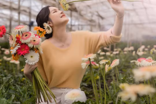 Kiều nữ chụp bộ hình đón xuân sớm giữa vườn hoa Đà Lạt 