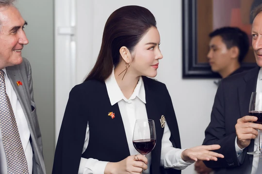 Lý Nhã Kỳ luôn xuất hiện với trang phục phù hợp 