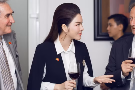 Lý Nhã Kỳ luôn xuất hiện với trang phục phù hợp 