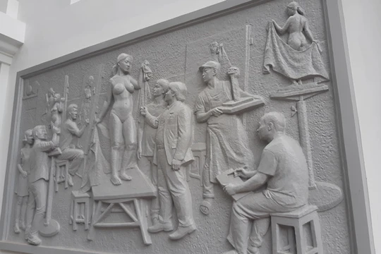 Bức phù điêu có hình ảnh thầy Hiệu trưởng Lê Văn Sửu lúc còn hiện diện - Ảnh Nguyệt Hà