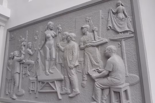 Bức phù điêu có hình ảnh thầy Hiệu trưởng Lê Văn Sửu lúc còn hiện diện - Ảnh Nguyệt Hà