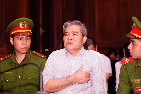 Bị cáo Nguyễn Văn Thông được đưa đi cấp cứu giữa phiên xử sáng 25/9 vì biểu hiện sức khỏe không tốt 