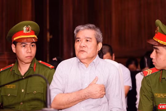 Bị cáo Nguyễn Văn Thông được đưa đi cấp cứu giữa phiên xử sáng 25/9 vì biểu hiện sức khỏe không tốt 