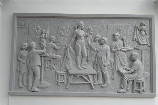 Bức phù điêu có hình ảnh trung tâm là thầy Hiệu trưởng Lê Văn Sửu - Ảnh: LQH