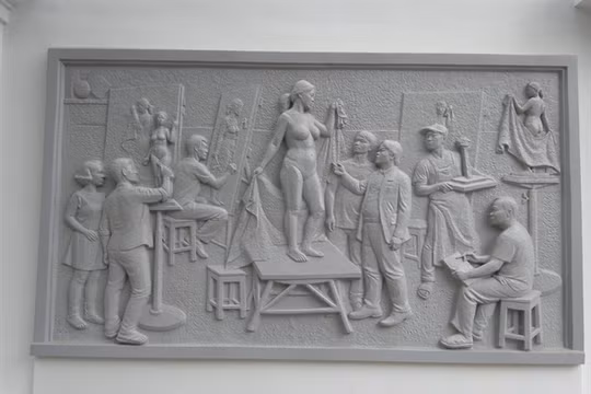 Bức phù điêu có hình ảnh trung tâm là thầy Hiệu trưởng Lê Văn Sửu - Ảnh: LQH