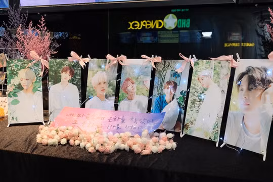 Tâm hồn nhiệt huyết (BTS: Bring The Soul) - Đạo diễn: Park Jun Soo, nhà sản xuất: Yun Ji-won.