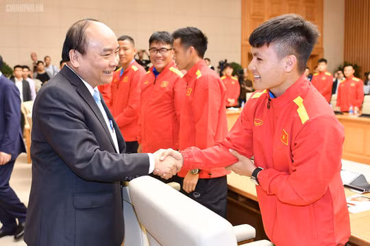 Thủ tướng Nguyễn Xuân Phúc khen ngợi đội tuyển Việt Nam (Ảnh: Chinhphu.vn)