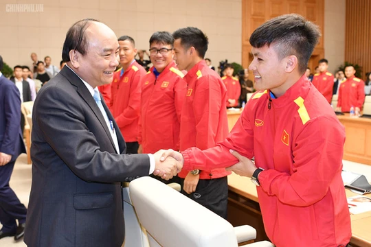 Thủ tướng Nguyễn Xuân Phúc khen ngợi đội tuyển Việt Nam (Ảnh: Chinhphu.vn)