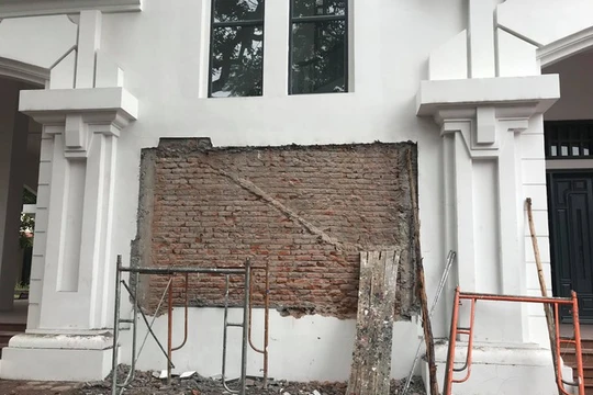 Phù điêu có hình thầy Hiệu trưởng đã bị gỡ khỏi bức tường - Ảnh Nguyên Khánh