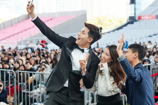 Quốc Anh cùng đoàn phim giao lưu, hút hồn fan Hàn tại LHP Busan 