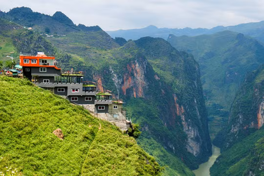 Tòa nhà bê tông với chức năng nhà nghỉ, nhà hàng, quán cà phê... trên đèo Mã Pì Lèng đã sửa thành điểm dừng chân sau khi gây ồn ào