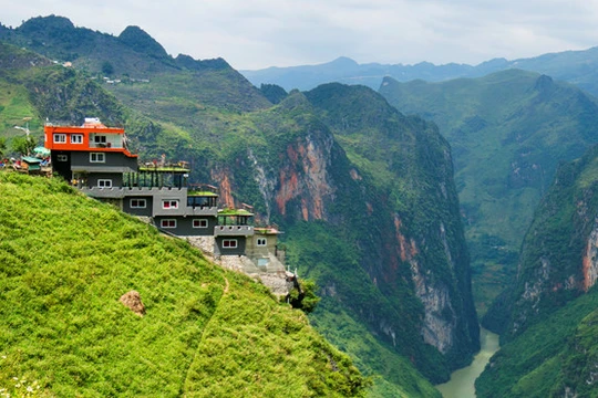 Tòa nhà bê tông với chức năng nhà nghỉ, nhà hàng, quán cà phê... trên đèo Mã Pì Lèng đã sửa thành điểm dừng chân sau khi gây ồn ào