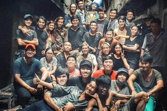 Đoàn làm phim "Ròm" trong bối cảnh của bộ phim