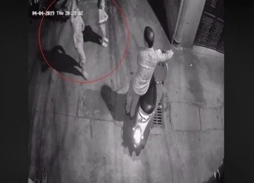 Công an quận Thanh Xuân, Hà Nội cho biết, đơn vị đang trích xuất camera an ninh để điều tra vụ 2 bé gái nghi bị sàm sỡ trong ngõ tối. 