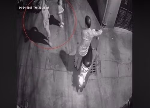 Công an quận Thanh Xuân, Hà Nội cho biết, đơn vị đang trích xuất camera an ninh để điều tra vụ 2 bé gái nghi bị sàm sỡ trong ngõ tối. 