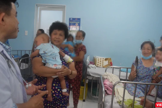 Bác sĩ Dư Tuấn Quy giải đáp nhiều thắc mắc của gia đình bệnh nhi 