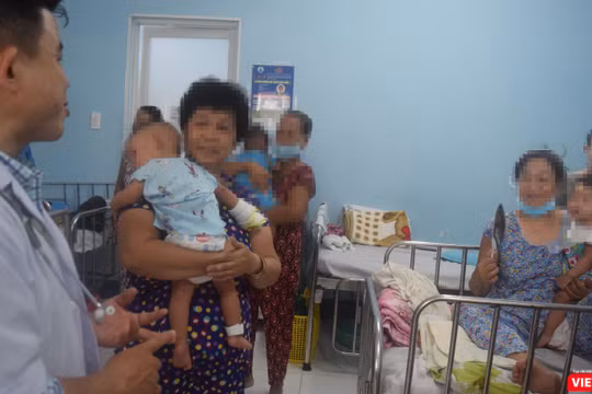 Bác sĩ Dư Tuấn Quy giải đáp nhiều thắc mắc của gia đình bệnh nhi 