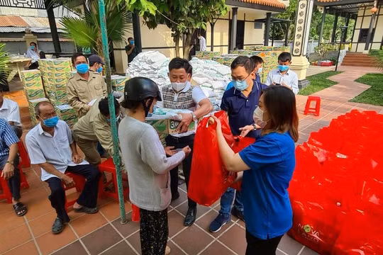 Nhiều người dân đã có mặt từ rất sớm để nhận phần quà Tết đầy ý nghĩa của Nova Group