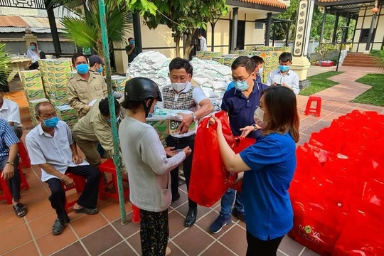 Nhiều người dân đã có mặt từ rất sớm để nhận phần quà Tết đầy ý nghĩa của Nova Group