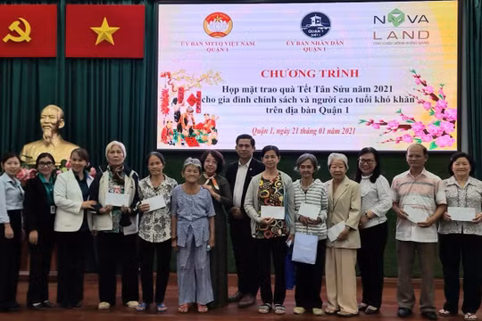 Những hộ nghèo, gia đình chính sách Quận 1 (TP.HCM) nhận quà Tết từ Tập đoàn Novaland – Thành viên của Nova Group