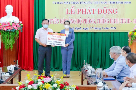 Ông Nguyễn Hữu Sang – Đại diện Tập đoàn Hưng Thịnh trao tặng 50.000 liều vắc-xin phòng, chống Covid-19 cho tỉnh Bình Định