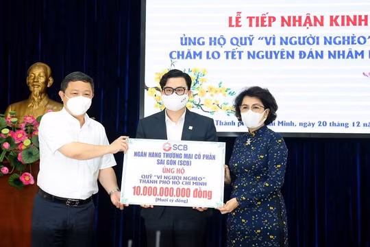 Phó Chủ tịch UCND TP Ông Dương Anh Đức và Chủ tịch Ủy Ban MTTQ TP.HCM Bà Tô Thị Bích Châu tiếp nhận hỗ trợ từ SCB.