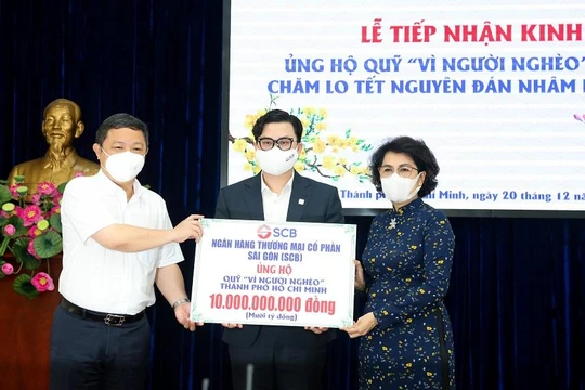Phó Chủ tịch UCND TP Ông Dương Anh Đức và Chủ tịch Ủy Ban MTTQ TP.HCM Bà Tô Thị Bích Châu tiếp nhận hỗ trợ từ SCB.