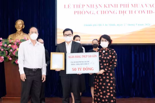 Ông Trương Khánh Hoàng - Quyền Tổng Giám đốc SCB trao bảng tượng trưng đóng góp 50 tỷ đồng