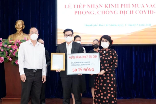 Ông Trương Khánh Hoàng - Quyền Tổng Giám đốc SCB trao bảng tượng trưng đóng góp 50 tỷ đồng