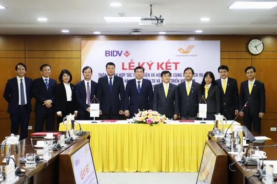 Đại diện Ban lãnh đạo BIDV và Vietnam Post chụp ảnh lưu niệm tại Lễ ký kết