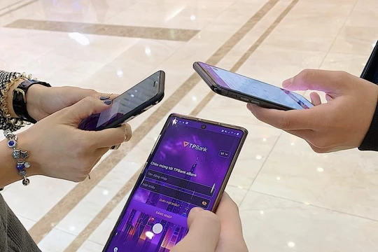 Chỉ với chiếc smartphone, những người trẻ vẫn có thể trải nghiệm một cuộc sống đủ đầy, vẫn làm việc hết mình và vui chơi thỏa thích mà không cần sở hữu quá nhiều, không phải lỉnh kỉnh trong tay nào ví, nào thẻ, nào tiền mặt. 