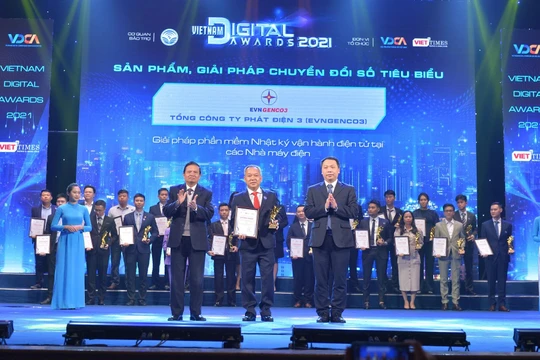 Đại diện EVNGENCO3 nhận giải thưởng tại Lễ trao giải Vietnam Digital Awards 2021.