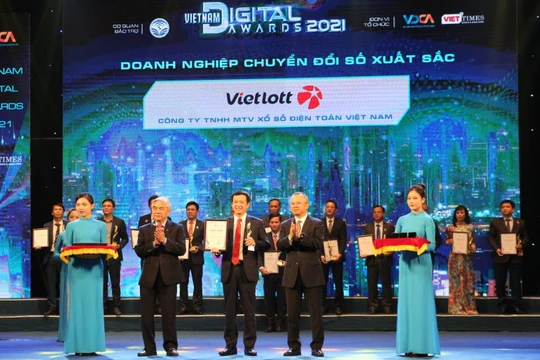 Ông Phạm Ngọc Tú – Phó Tổng Giám đốc Công ty đại diện nhận giải thưởng