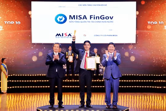 Đại diện MISA nhận Giải Top 10 Sao Khuê 2021 cho Nền tảng Quản trị tài chính Nhà nước MISA FinGov