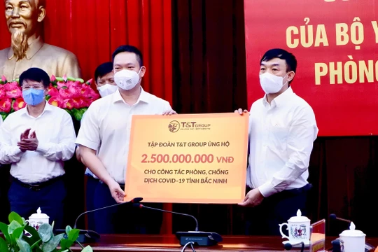 Đại diện Tập đoàn T&T Group trao ủng hộ tỉnh Bắc Ninh