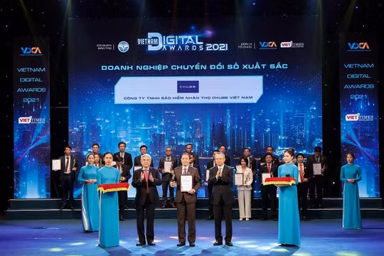 Đại diện Chubb Life trong buổi lễ trao giải thưởng Chuyển đổi số Việt Nam năm 2021 do Hội Truyền thông số Việt Nam (VDCA) tổ chức