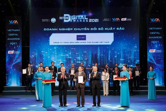 Đại diện Chubb Life trong buổi lễ trao giải thưởng Chuyển đổi số Việt Nam năm 2021 do Hội Truyền thông số Việt Nam (VDCA) tổ chức