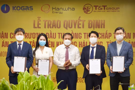 Ông Phạm Ngọc Minh, Trưởng ban Quản lý Khu kinh tế tỉnh Quảng Trị trao Quyết định chủ trương đầu tư đồng thời chấp thuận nhà đầu tư dự án Trung tâm điện khí LNG Hải Lăng, tỉnh Quảng Trị - Giai đoạn I (1.500 MW) cho Tổ hợp các nhà đầu tư.