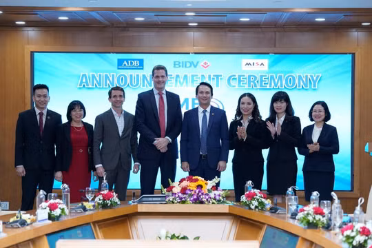 Tổng Giám đốc MISA Đinh Thị Thúy, ông Andrew Jeffries – Giám đốc Quốc gia ADB tại Việt Nam (thứ 4 từ trái sang), ông Trần Long – Phó Tổng Giám đốc BIDV cùng đại biểu của 3 đơn vị chúc mừng và kỳ vọng sự hợp tác lần này sẽ mang lại nhiều giá trị cho doanh nghiệp