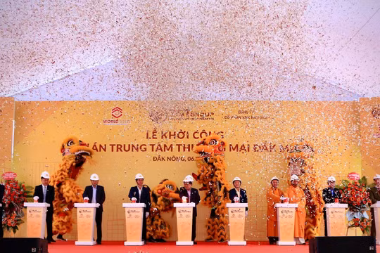 Ông Đỗ Quang Hiển, Chủ tịch HĐQT kiêm TGĐ Tập đoàn T&T Group và các đại biểu bấm nút khởi công dự án.