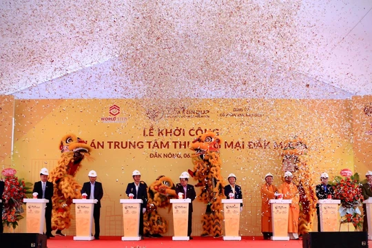 Ông Đỗ Quang Hiển, Chủ tịch HĐQT kiêm TGĐ Tập đoàn T&T Group và các đại biểu bấm nút khởi công dự án.