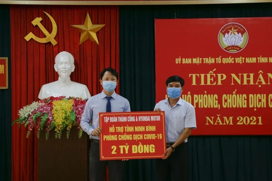 Đại diện Tập đoàn Thành Công & Hyundai Motor trao ủng hộ MTTQVN tỉnh Ninh Bình