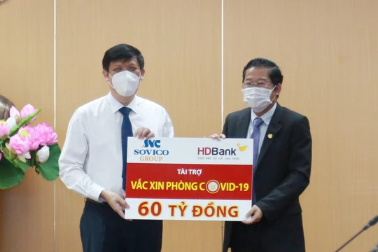 Ông Nguyễn Thanh Long - Bộ trưởng Bộ Y tế đại diện cho Bộ Y tế nhận nguồn kinh phí 60 tỷ đồng mua vaccine phòng Covid-19 do Ông Phạm Quốc Thanh – Tổng Giám đốc HDBank đại diện HDBank và Sovico trao tặng