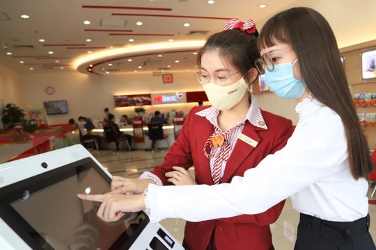 Khách hàng sử dụng Smart Kiosk tại HDBank Cộng Hòa