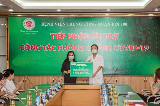 SHB hy vọng những hỗ trợ kịp thời của ngân hàng sẽ giúp các bệnh viện có thêm nguồn tài chính trang bị vật tư, sinh phẩm y tế; từ đó giúp các y bác sĩ yên tâm thực hiện công tác chuyên môn, nhanh chóng đẩy lùi dịch bệnh.