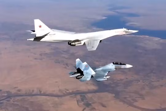 Tiêm kích Su-30SM hộ tống máy bay ném bom chiến lược Tu-160 của Nga tham gia tấn công các mục tiêu khủng bố tại Syria