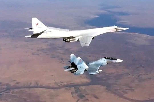 Tiêm kích Su-30SM hộ tống máy bay ném bom chiến lược Tu-160 của Nga tham gia tấn công các mục tiêu khủng bố tại Syria