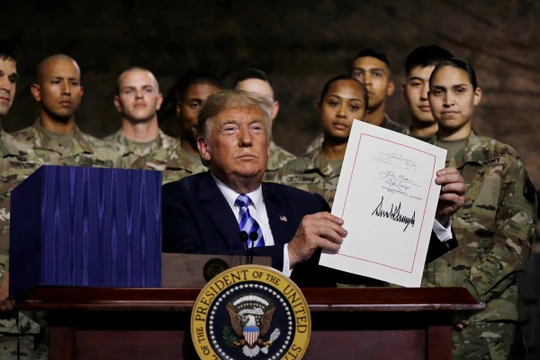 Ông Trump ký đạo luật ủy quyền quốc phòng cho năm tài khóa 2019.